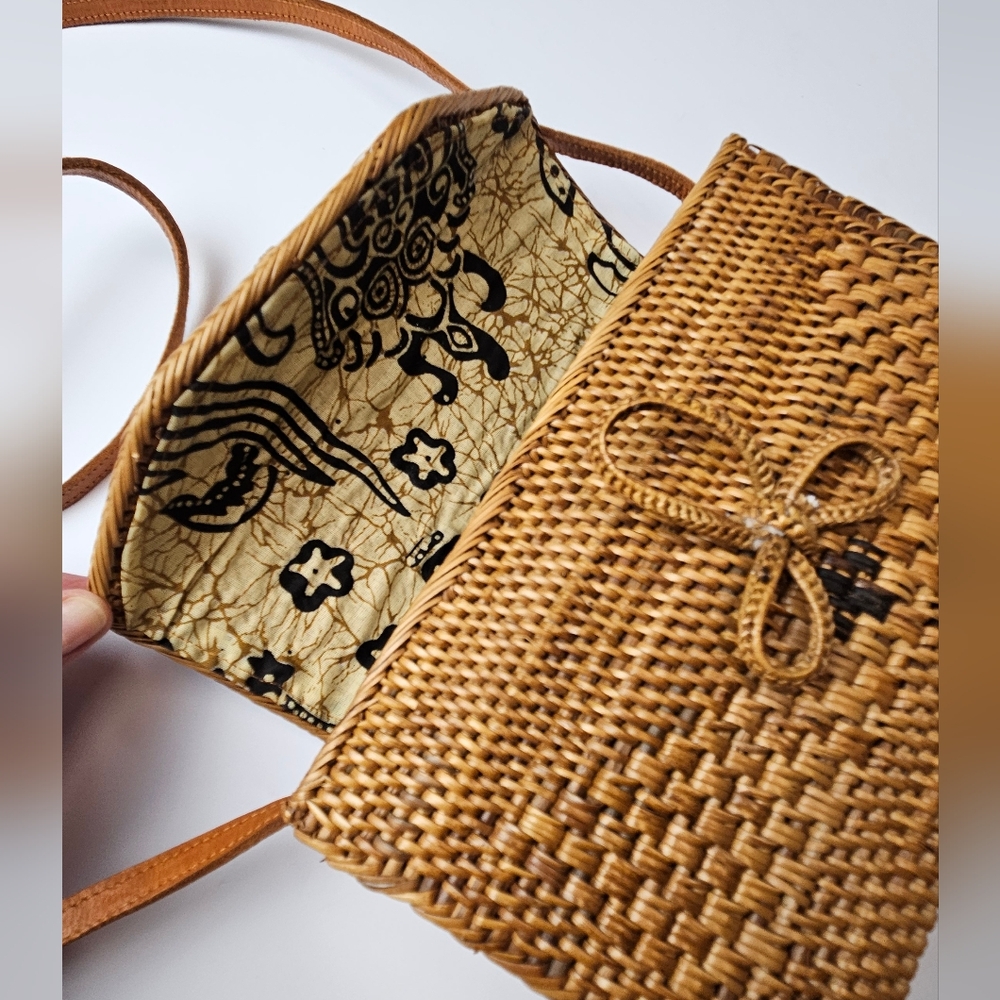 Elegant Woven Brown Crossbody Bag - Picture 4 of 9